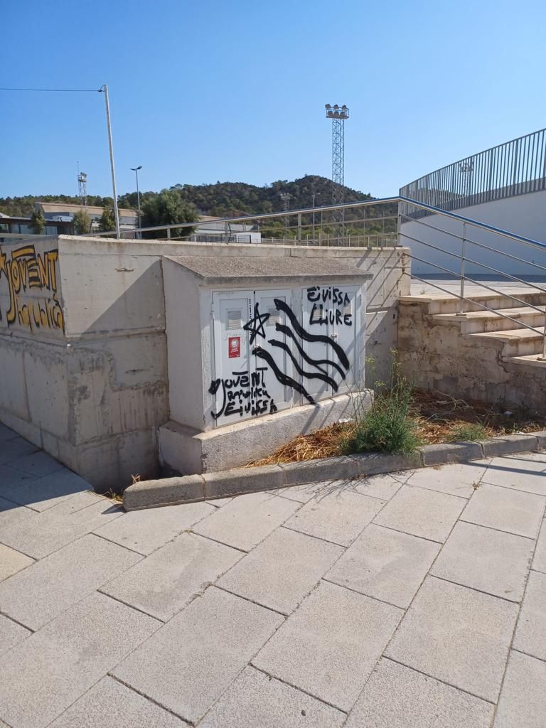 Sant Antoni amanece con pintadas y carteles independentistas