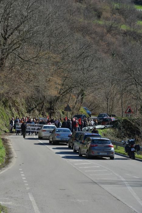 Marcha y corte de carretera en Campo de Caso para reclamar el arreglo de la carretera del puerto de Tarna