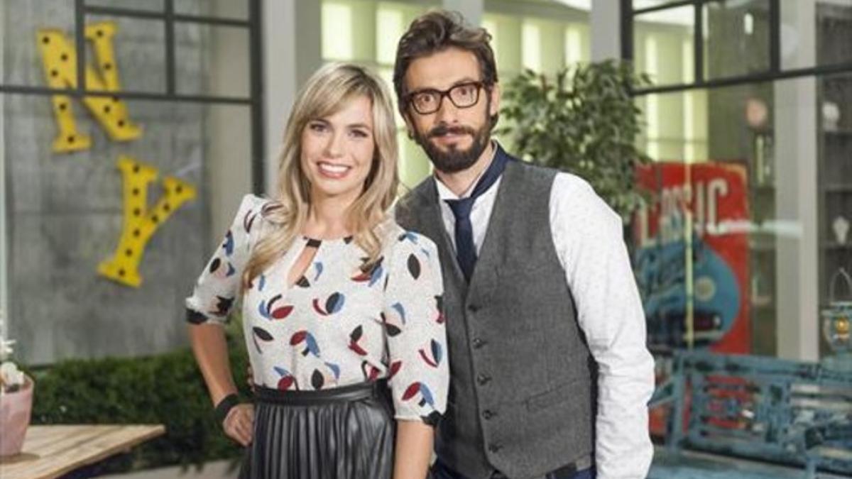 LOS PRESENTADORES. Elisabet Carnicé y Sergi Amat, en 'A punto con La 2' (La 2).