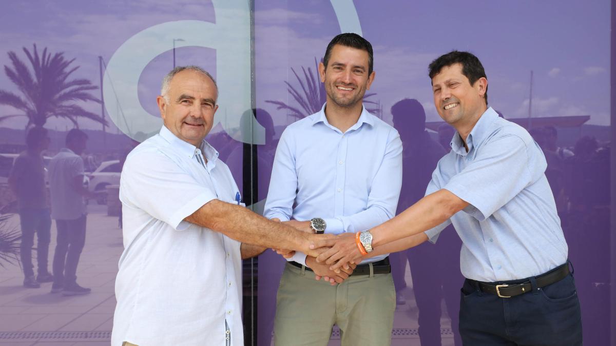 Joan Torres, Marcos Serra y José Ramón Martín, en junio de 2019, cuando presentan el acuerdo para gobernar juntos en Sant Antoni.