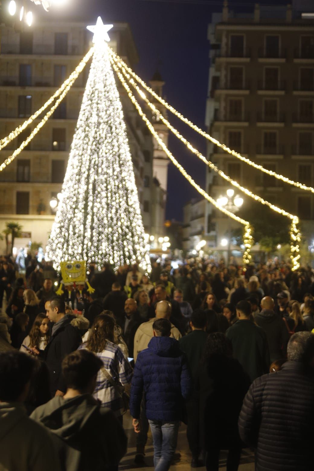 El turismo y las compras navideñas llenan las calles de València