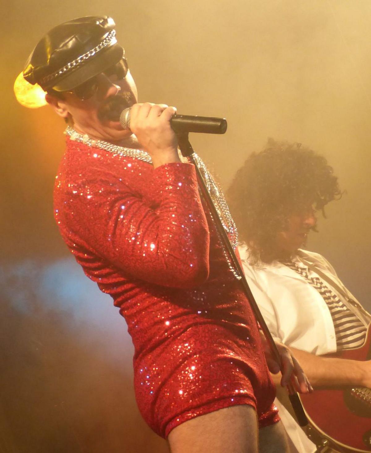 Piero Venery, vestido como Freddie Mercury, en un concierto.