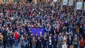 Concentración contra la violencia vicaria por el asesinato de una vecina del Prat del Llobregat de 43 años y de sus dos hijos de 8 años, presuntamente a manos de su marido.