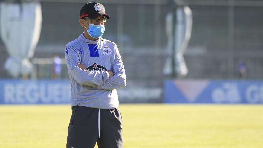 Fernando Vázquez durante un entrenamiento en Abegondo.