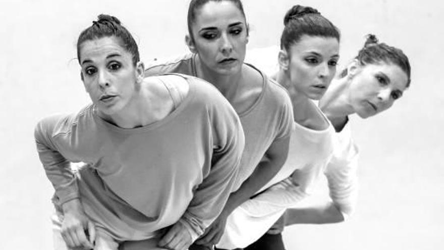 Las bailarinas Asun Noales, Saray Huertas, Carmela García y Diana Huertas, en un ensayo de Pélvico.