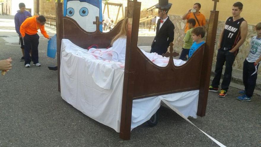 La cama de la niña del exorcista, uno de los autos locos.