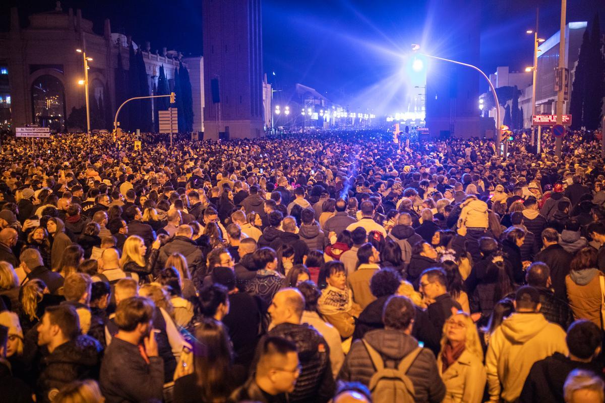 Fiesta para celebrar el paso del 2022 al 2023 junto a la Fuente Mágica de Montjuïc de Barcelona