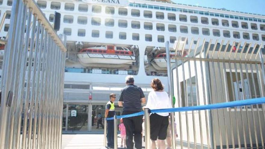 Dos cruceristas regresan, ayer, al buque &#039;Oceana&#039; tras haber visitado la ciudad. / daniel yonte