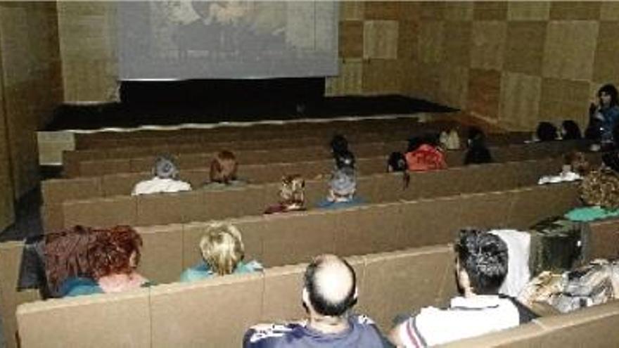 Projecció cinematogràfica a la sala de cinema de l&#039;Espai de les Arts i el Coneixement Mont-Àgora