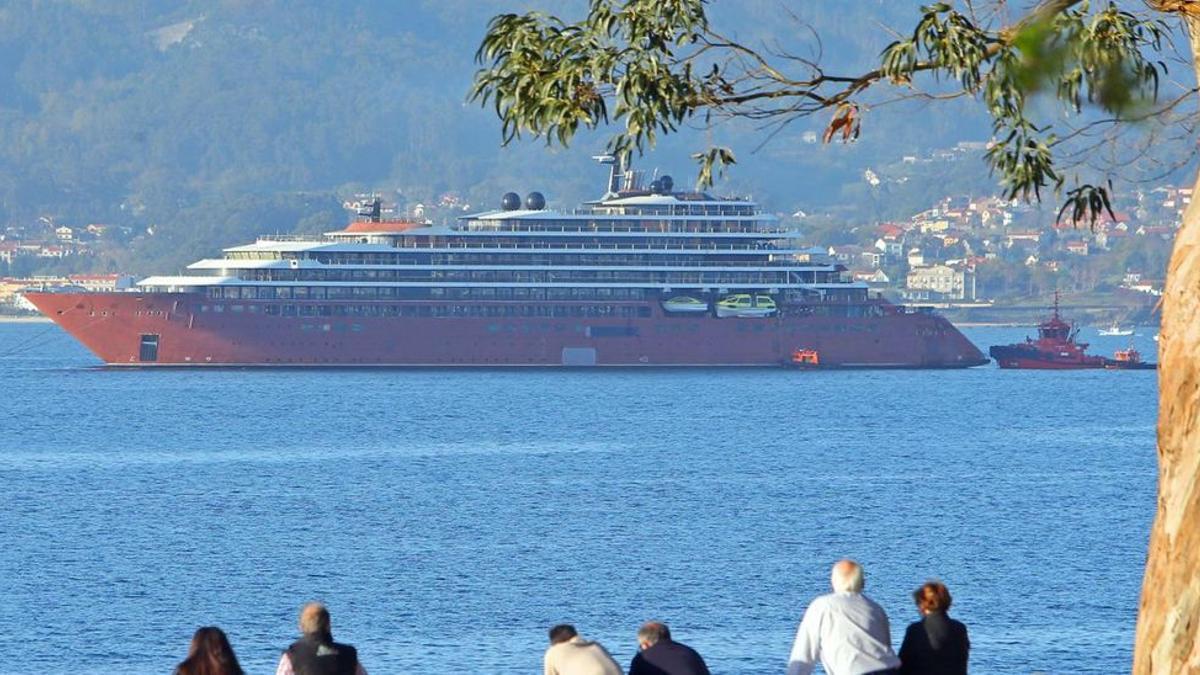 El “Evrima”, en la ría de Vigodurante su traslado a Astander.