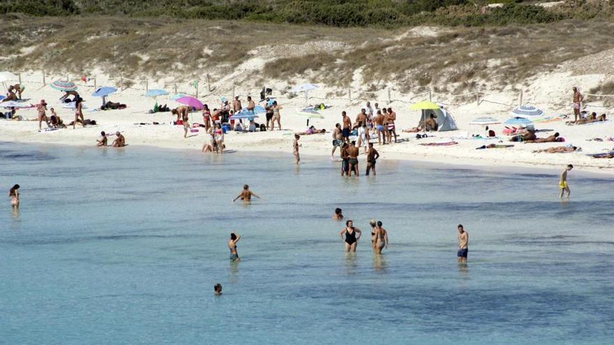 Bañistas en la playa de ses Illetes, en Formentera.