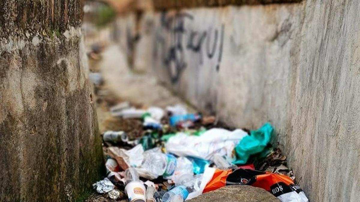 Basura en el Acueducto de San Telmo, en Málaga