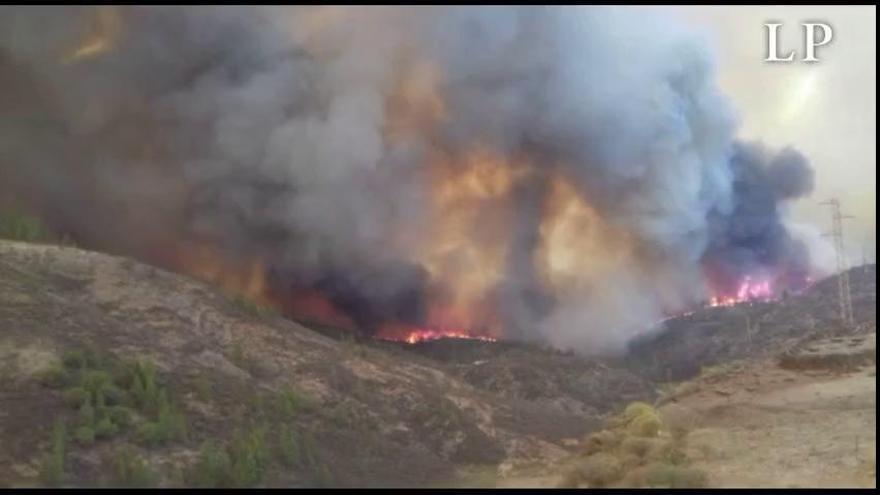 El incendio llega a Mojones, Artenara