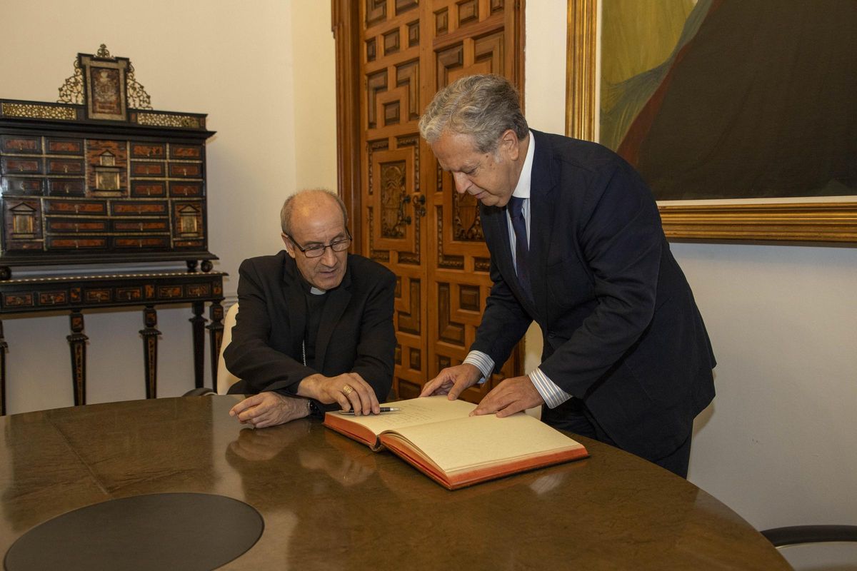 Jesús Fernández firma en el libro de visitas de la Diputación.