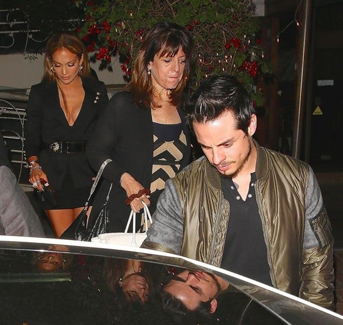 Jennifer Lopez y Casper Smart salen juntos de cenar en un conocido restaurante de West Hollywood