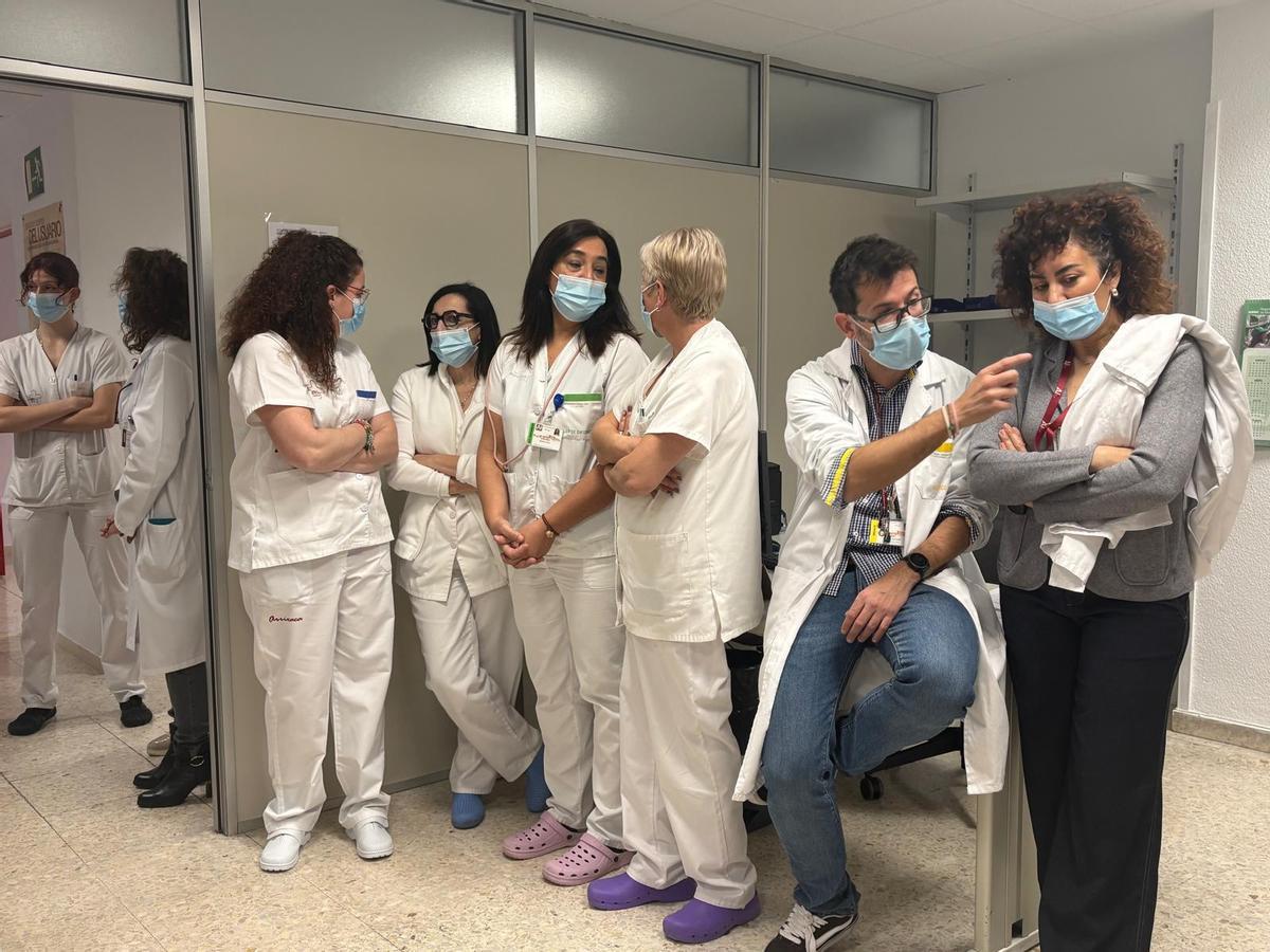 Sanitarios durante la presentación del nuevo hospital de día.