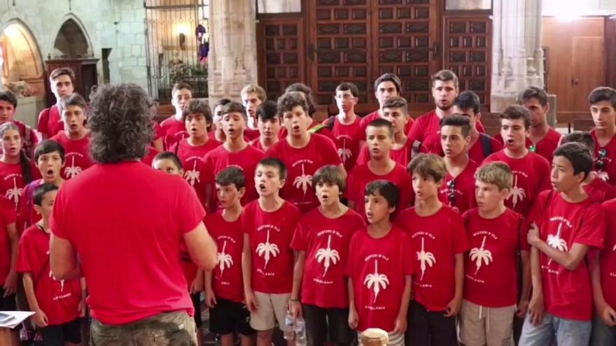 Los &quot;chicos del coro&quot; de Elche aparecen en San Juan