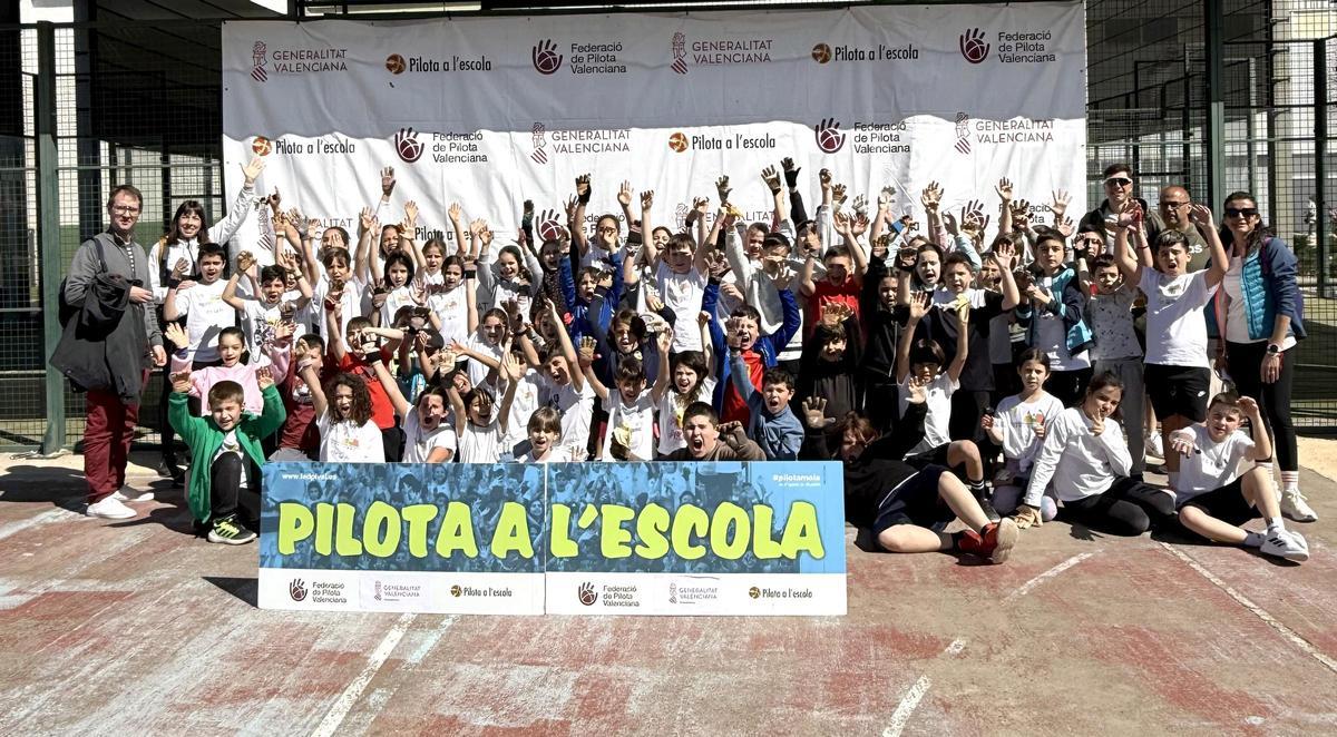 Més de 500 menuts i menudes de 18 centres educatius es donaren cita en el Poliesportiu de Canals.