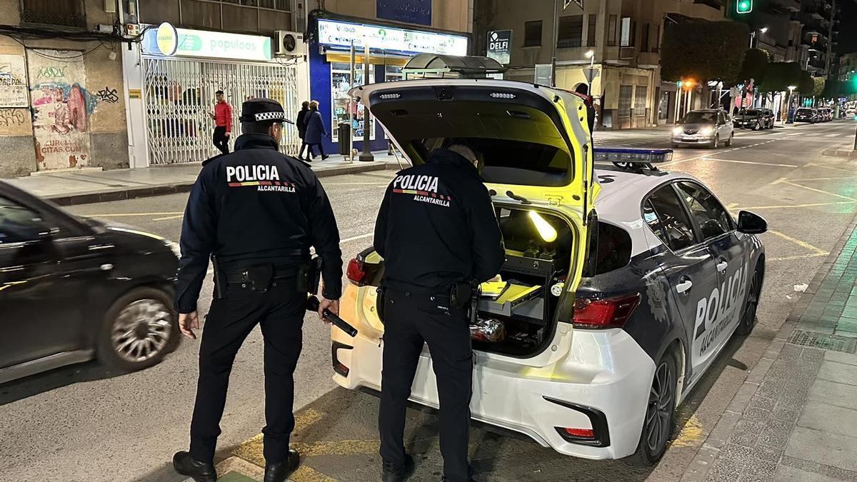 Agentes de la Policía Local de Alcantarilla en el control de vehículos.