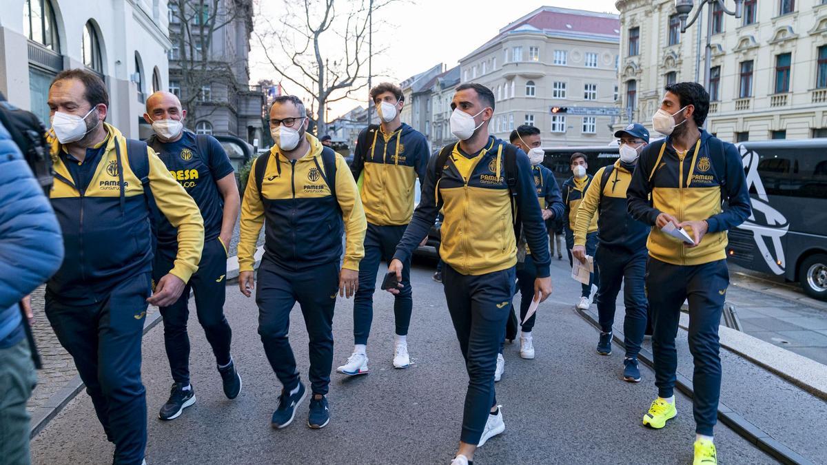 Los futbolistas del Villarreal, ayer a su llegada a Croacia, no pueden salir del hotel de concentración en Zagreb.