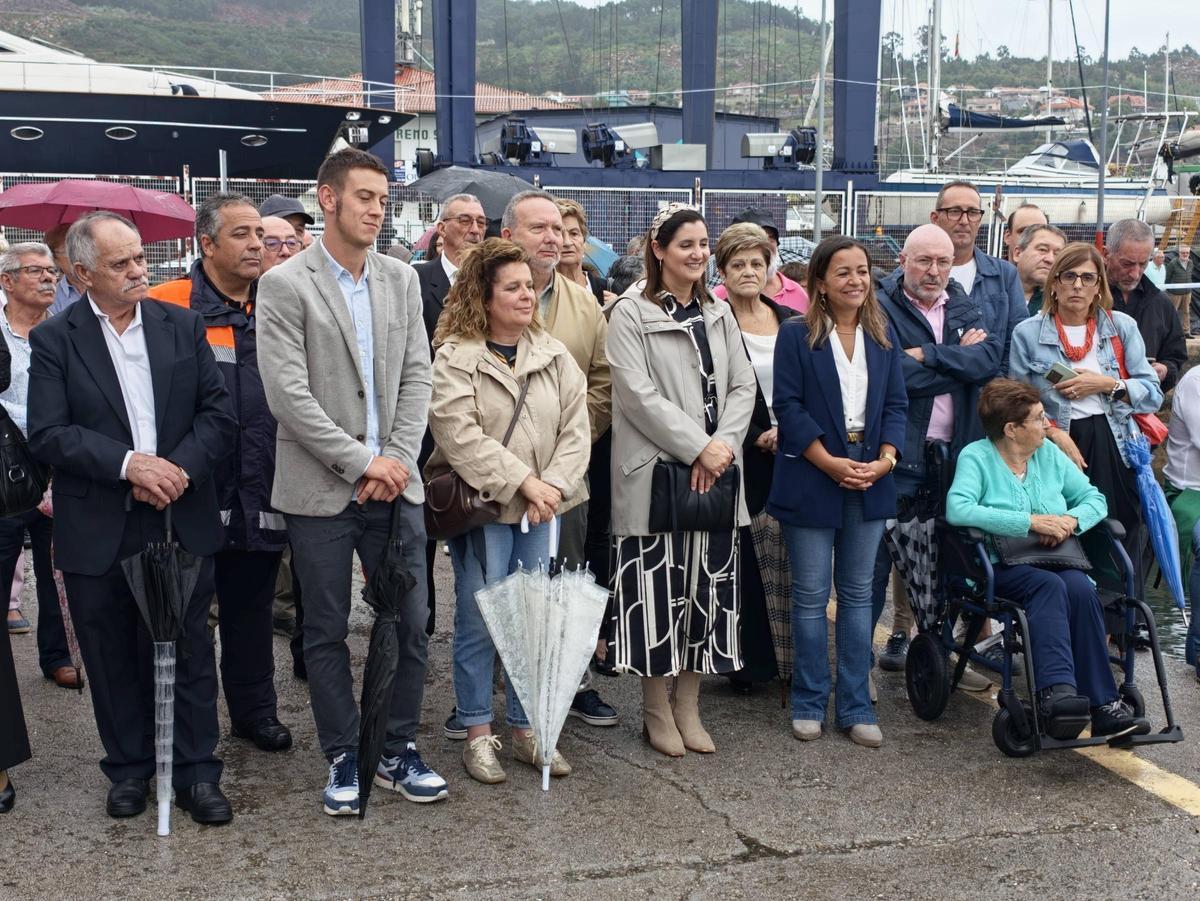 Las autoridades locales con la conselleira do Mar y la presidenta de Portos.