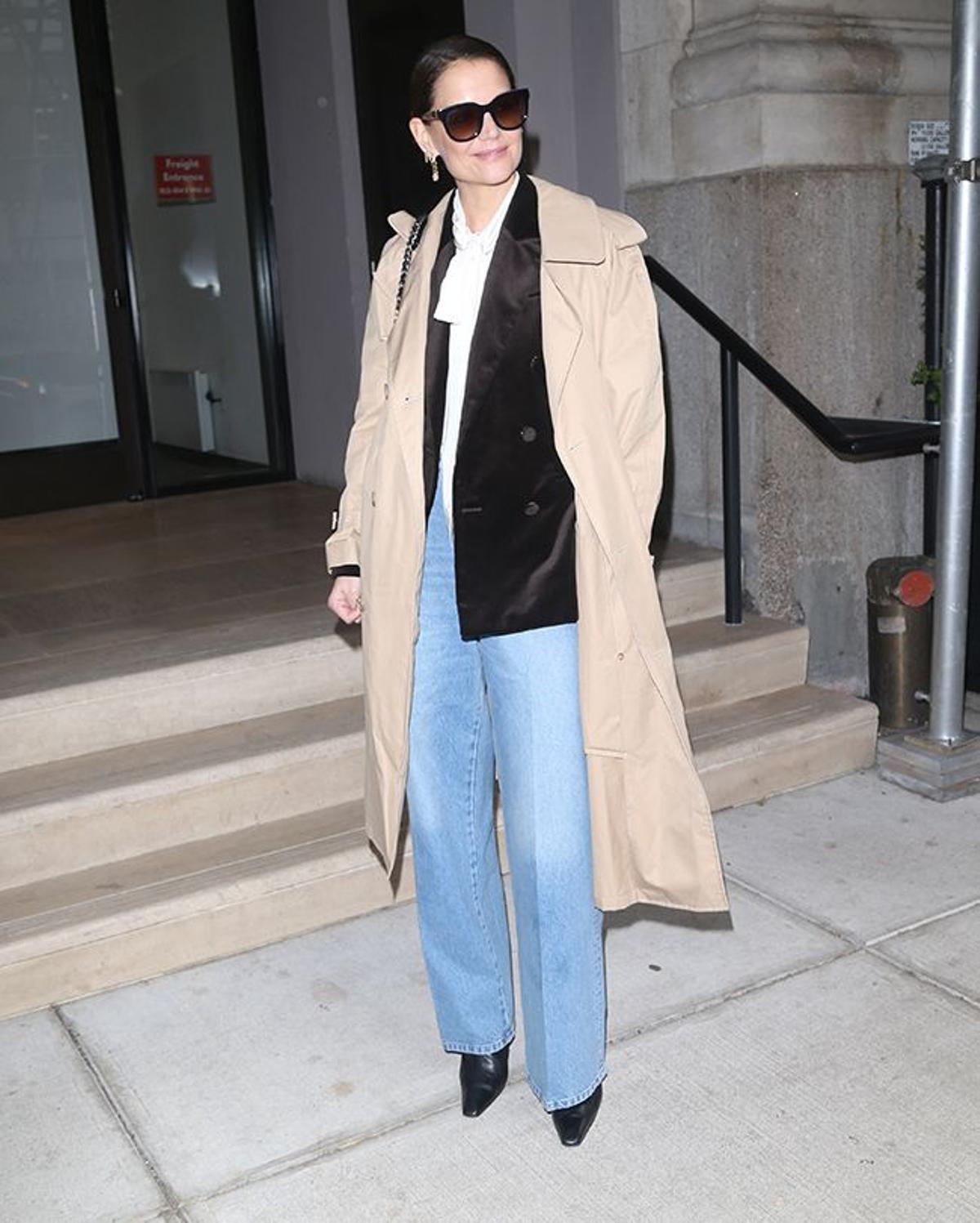 Katie Holmes con look urbano pero elegante en Nueva York