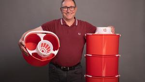 Jordi Vila, creador de la fregona de tiras, innova con un cubo que discrimina el agua.