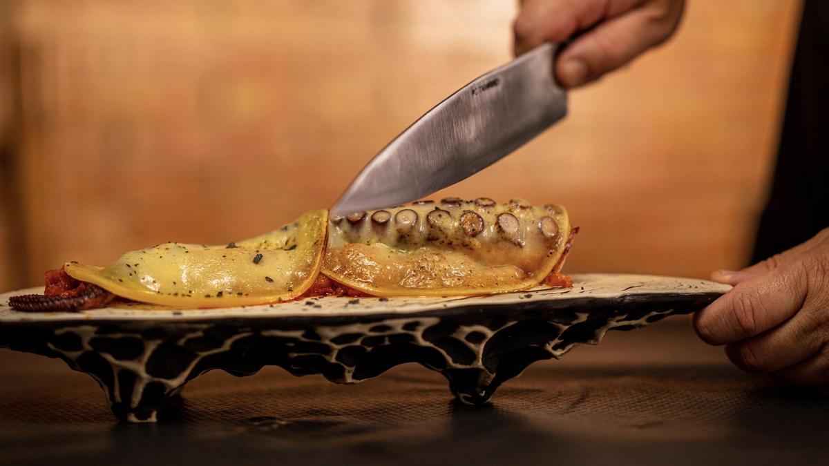 El pulpo a la brasa, con queso de tetilla de patata machacona.