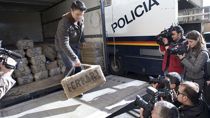 La Policía Nacional se ha incautado de 11.000 kilos de hachís en un garaje subterráneo en Sevilla, el mayor alijo que se ha intervenido de esta sustancia en la capital hasta el momento, y ha detenido a dos personas relacionadas con su distribución y venta.