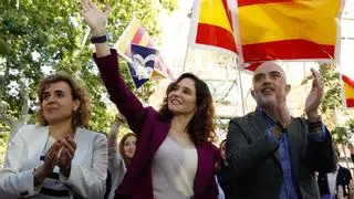 Ayuso carga contra Illa en Barcelona: "Es el Caballo de Troya del independentismo xenófobo"