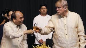 Donald Trump (derecha) brinda con el primer ministro vietnamita Nguyen Xuan Phuc, en la cumbre de la ASEAN.