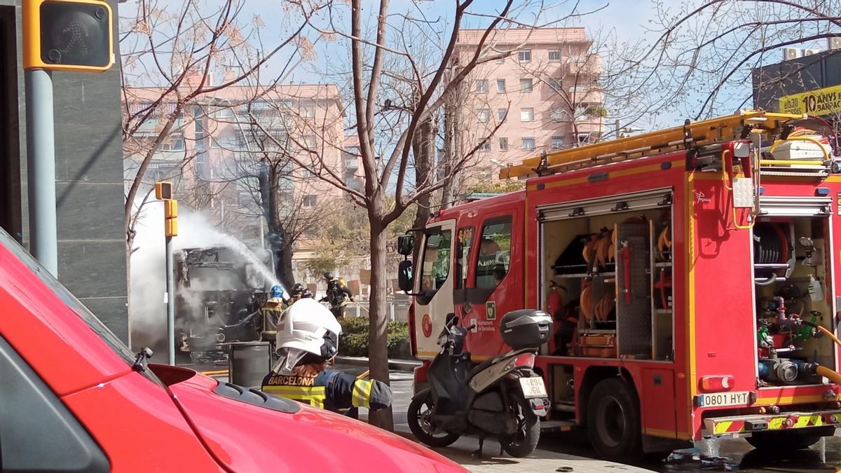 Bus incendiado en la Sagrera.