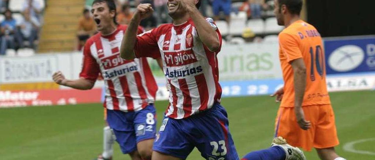 David Barral celebra su gol a la Ponferradina en 2006 en presencia de Michel y con el visitante Diego Ribera.