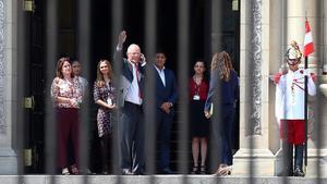 El presidente de Perú, Pedro Pablo Kuczynski, abandona el Palacio de Gobierno tras despedirse de funcionarios y trabajadores.