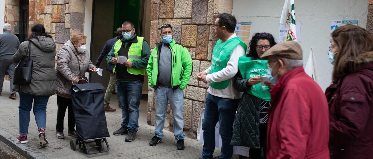 Agricultores y ganaderos informan a las puertas de un supermercado sobre los precios de los alimentos. | Emilio Fraile