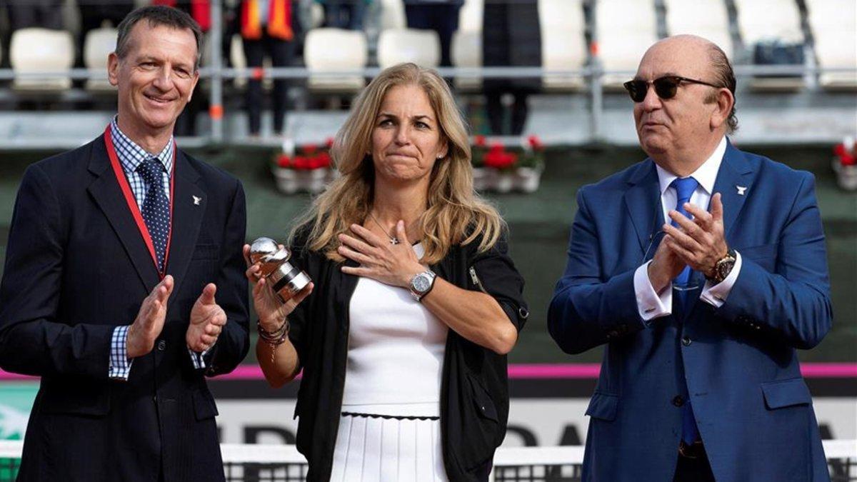 Arantxa Sánchez-Vicario recoge el premio que le otorgó la ITF