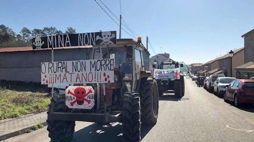 Tractores que participaron en la manifestación de ayer en Touro. // E.Press