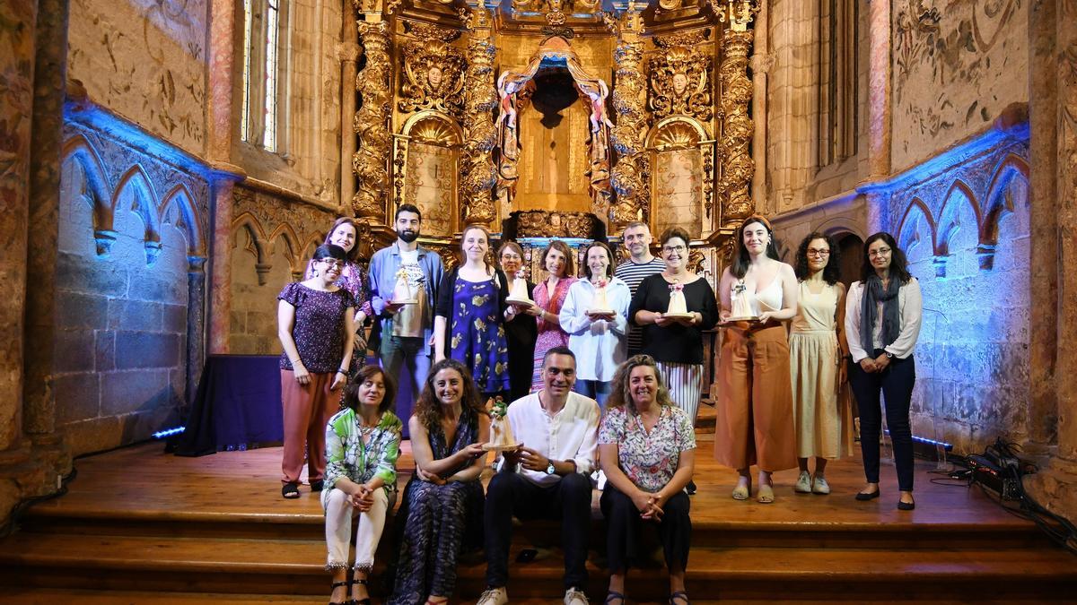 Foto de familia cos premiados na Igrexa do Convento de Santa Clara.