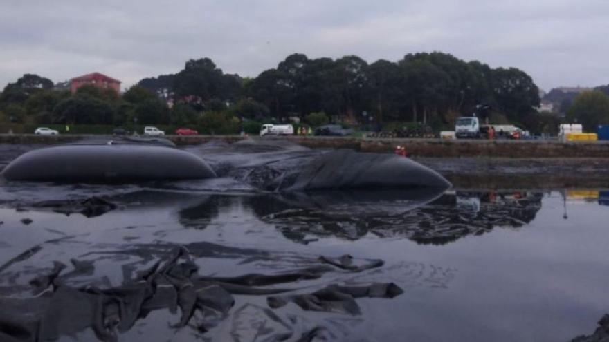 Una avería durante el dragado de la ría de O Burgo obligó a cerrar las compuertas de la laguna de Fonteculler