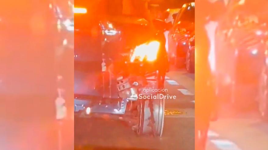 Circula con el coche destrozado sin un neumático por Vigo