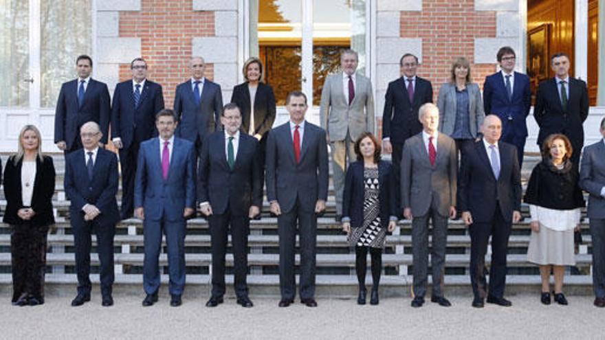 El Rey y resto de asistentes posan antes de la reunión.