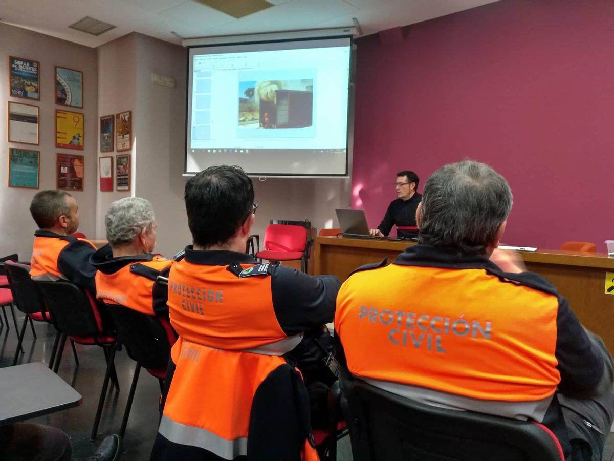 Voluntarios de Protección Civil de Almussafes y Benifaió reciben un curso de extinción de incendios y fallas