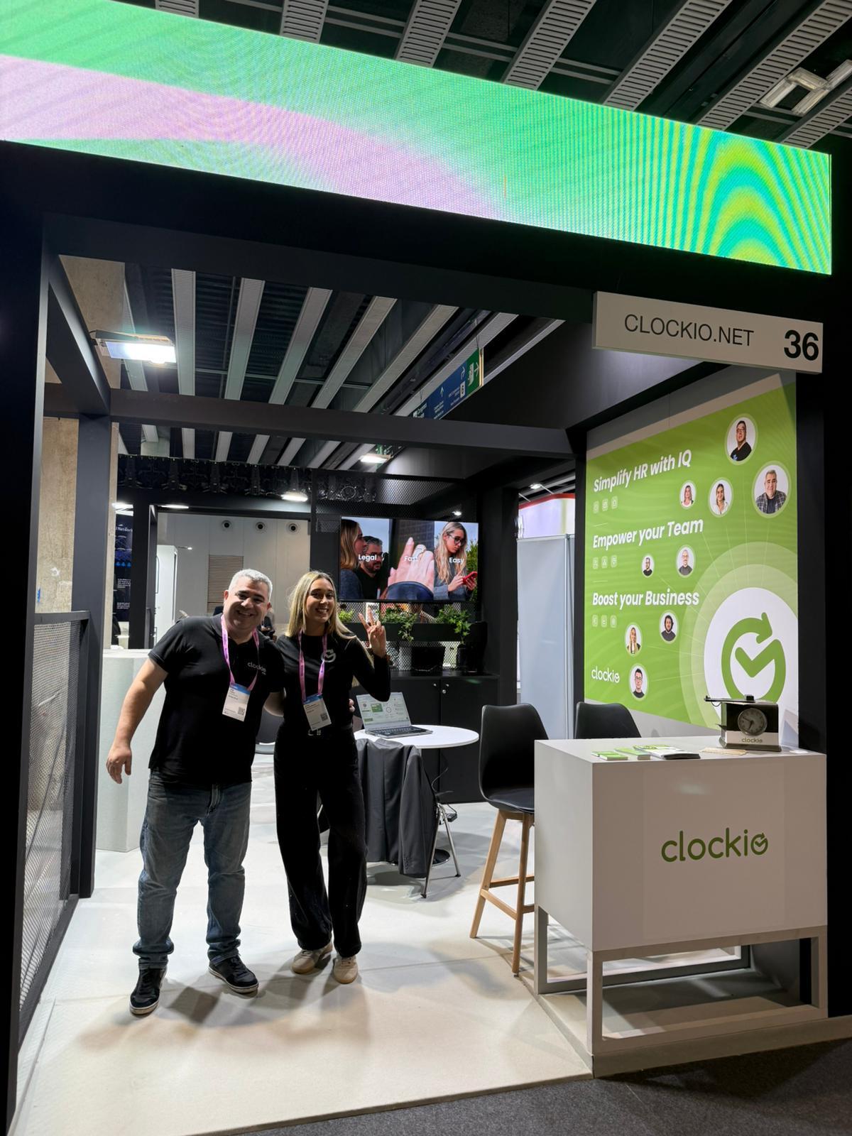 Treballadors de Clockio.net aquest dilluns al MWC.