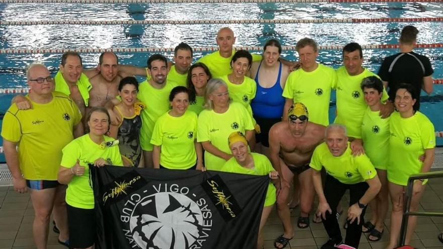 Algunos de los miembros del Club Natación Traviesas. // FdV