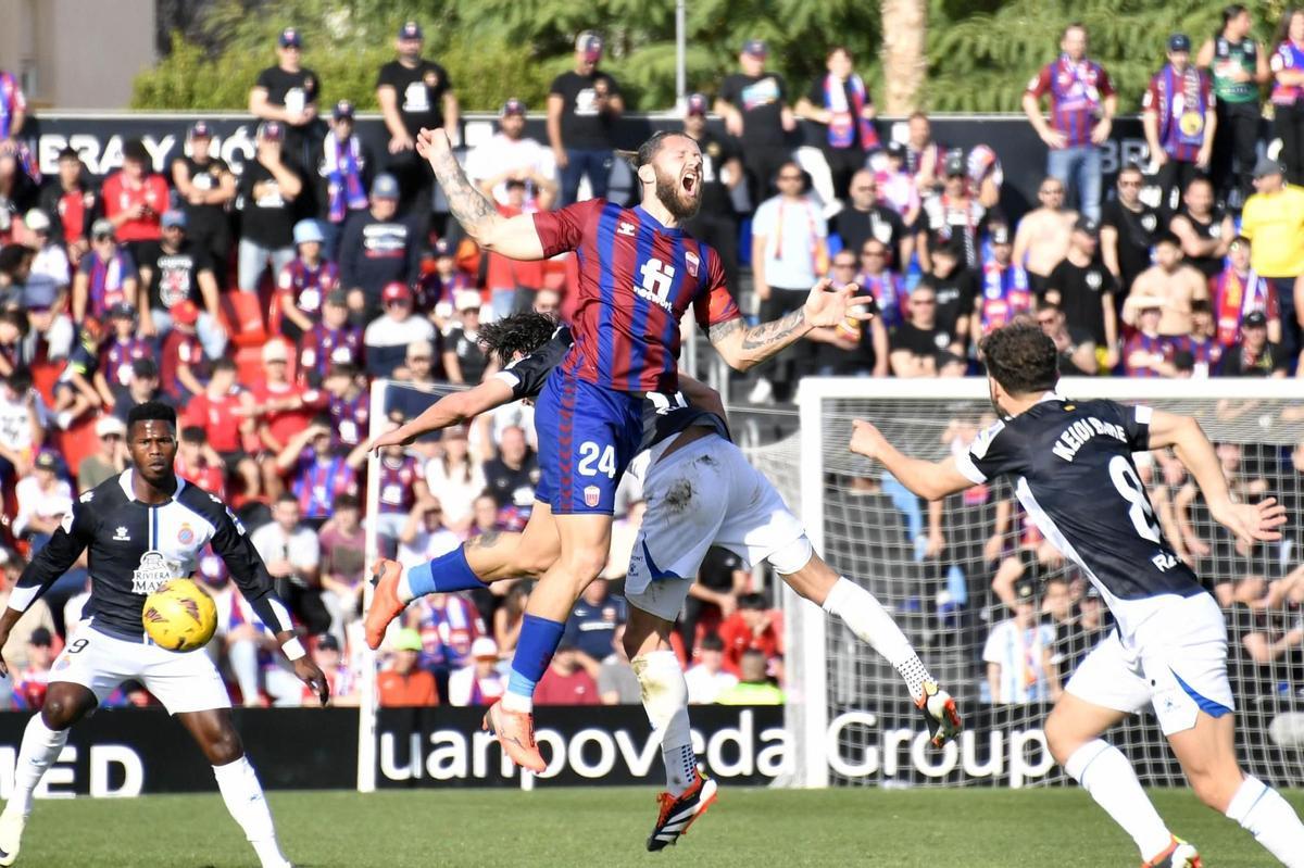 David Timor en una disputa aérea frente al RCD Espanyol en el Nuevo Pepico Amat