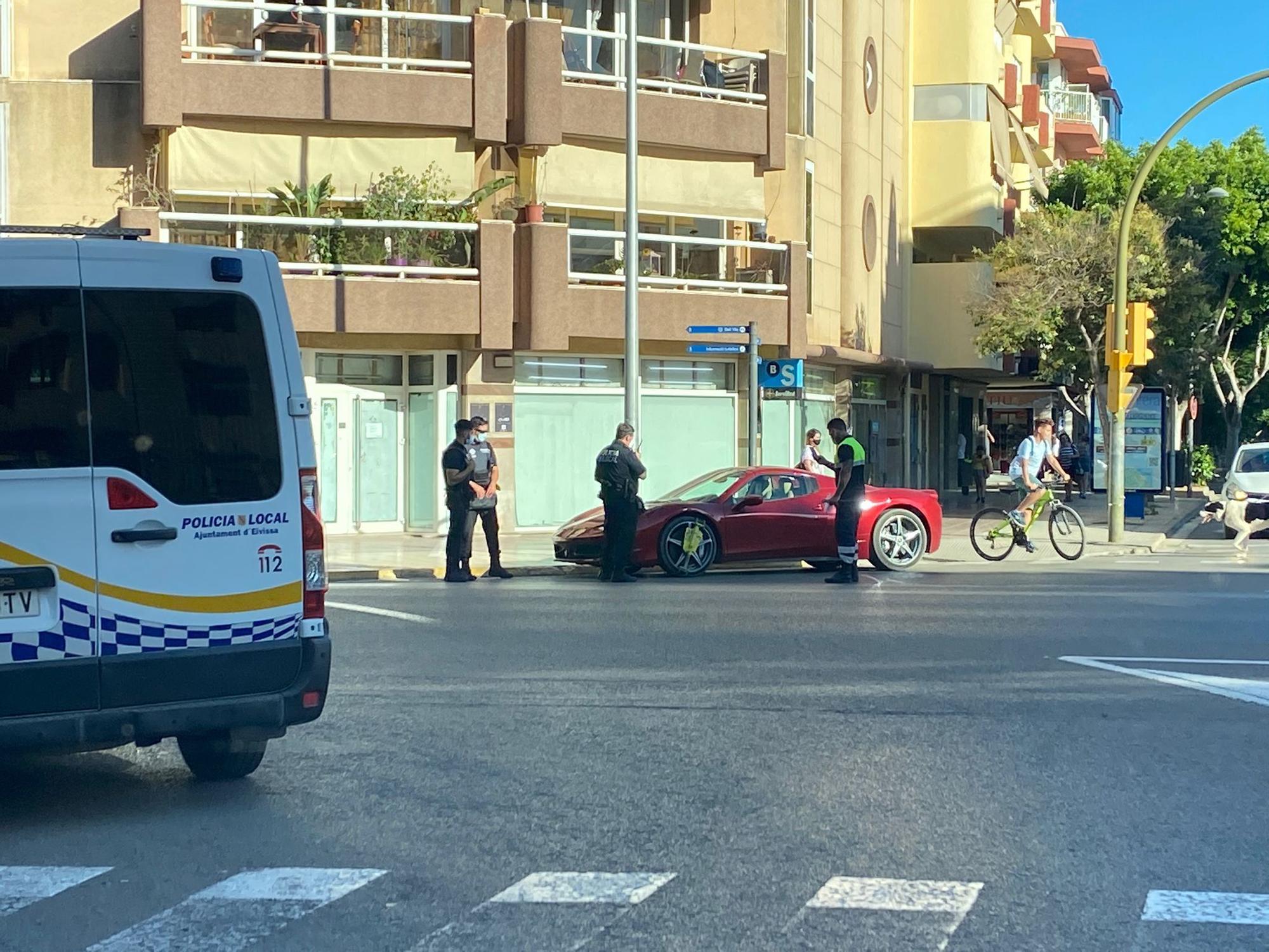 Cepo y multa a un Ferrari en Ibiza