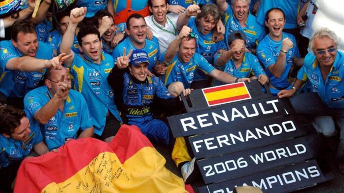 Alonso, celebrando su segundo mundial con Renault, en Brasil 2006