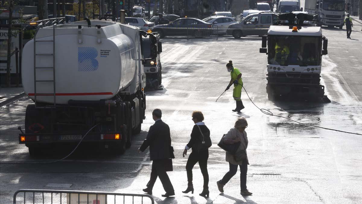 Los servicios de limpieza trabajan sin descanso para evitar accidentes.