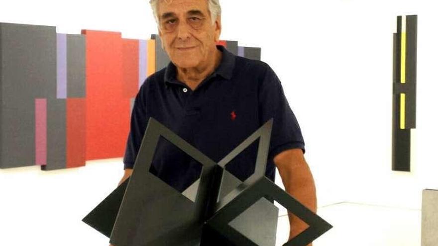 Carlos Evangelista con sus obras.