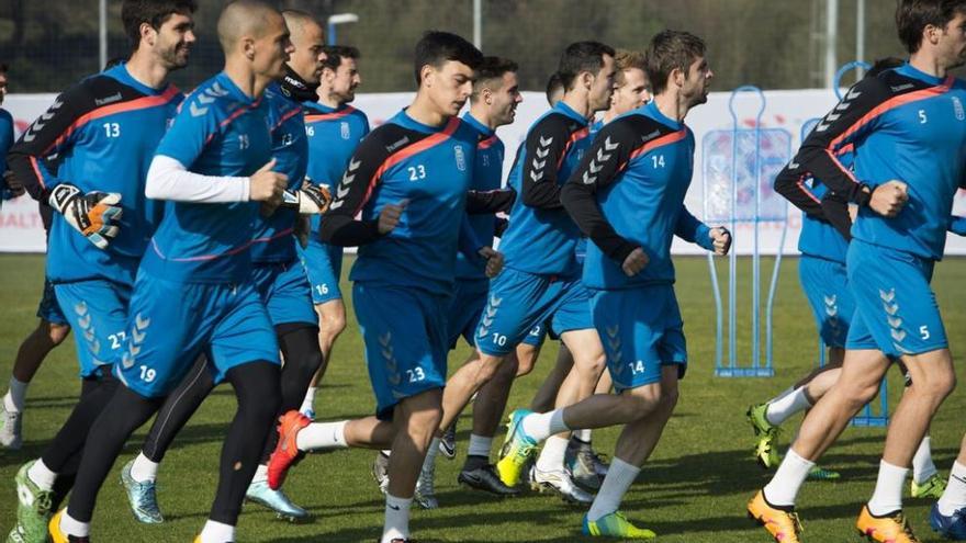 El Oviedo durante un entrenamiento esta semana en El Requexón. firma